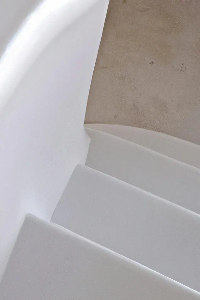 Moderna escalera de microcemento en color gris