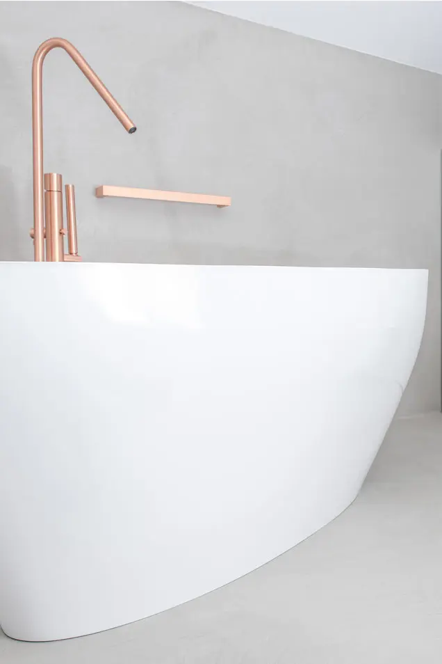 Lujoso baño con pared y suelo de microcemento