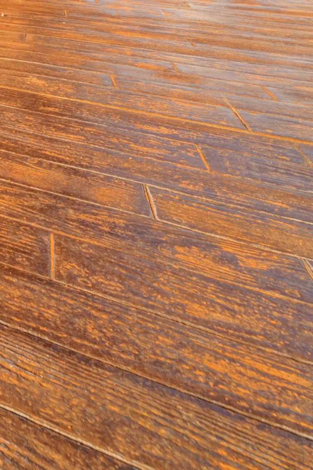 Suelo de hormigón impreso madera con acabado satinado