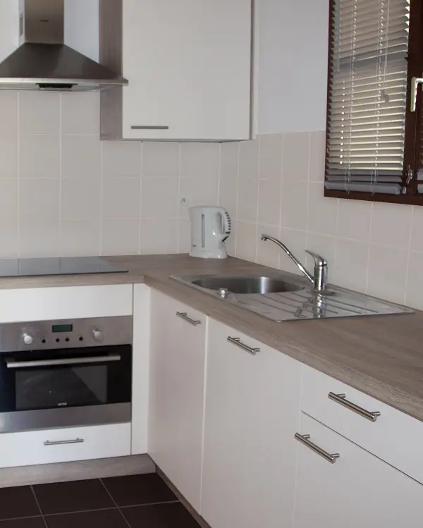 Beige for kitchen tiles is a good idea