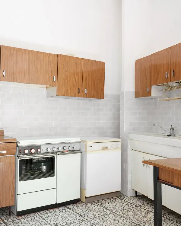 Light gray for kitchen tiles is a great idea