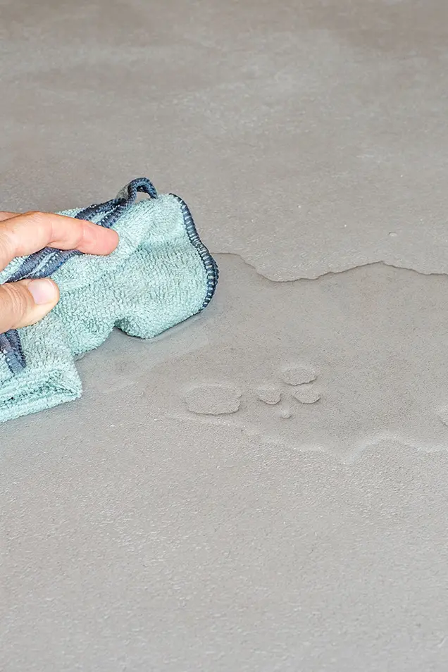 Appliquer un traitement anti-taches dans les salles de bain avec un chiffon