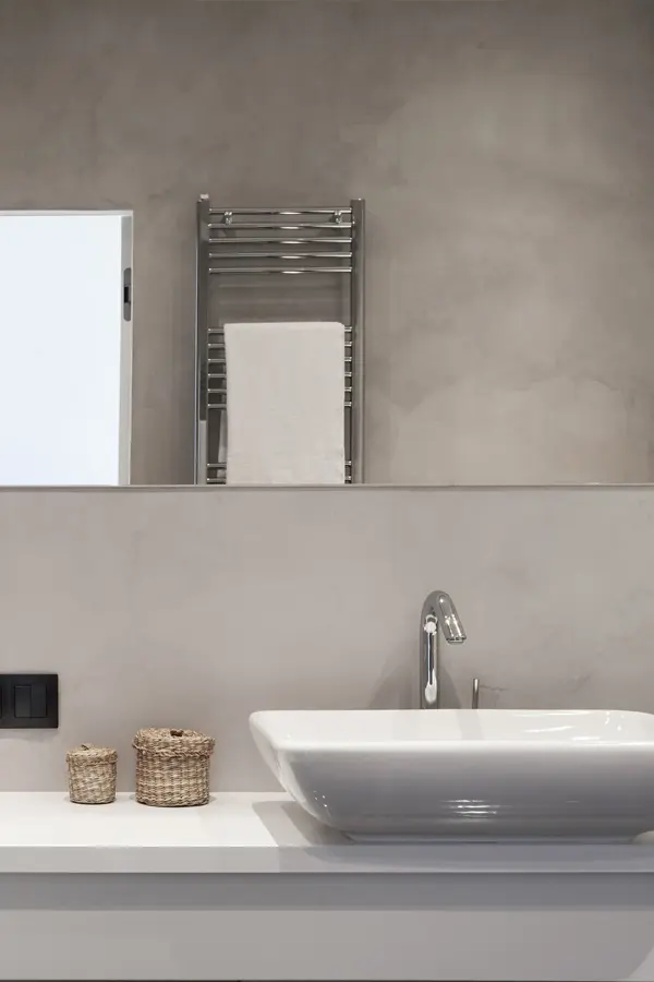 Microcement walls in washbasin