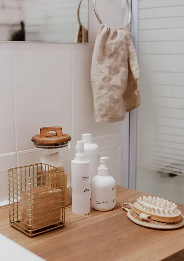 Salle de bains avec carreaux blancs après peinture