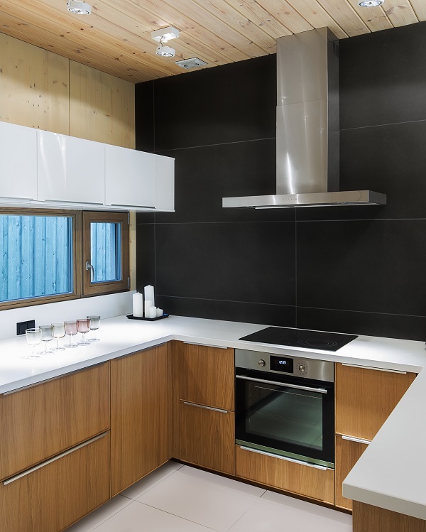Pintura para azulejos negra en pared de cocina minimalista