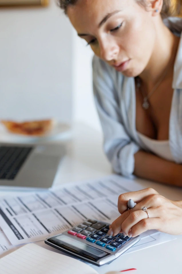 Femme calculant le budget pour l'application de béton ciré et de carrelage