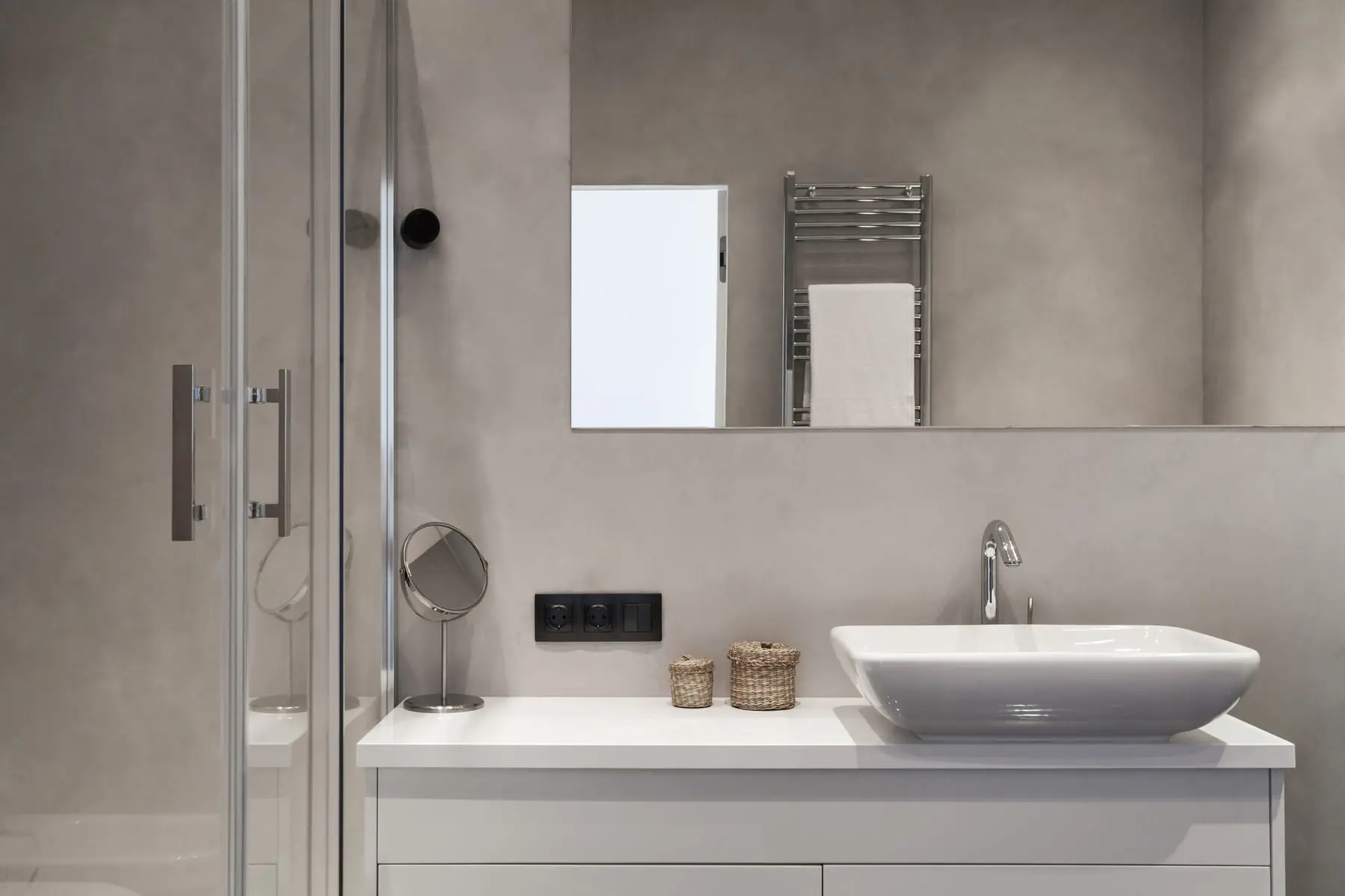 Badezimmer mit sofort einsatzbereitem Smartcret Mikrozement verkleidet